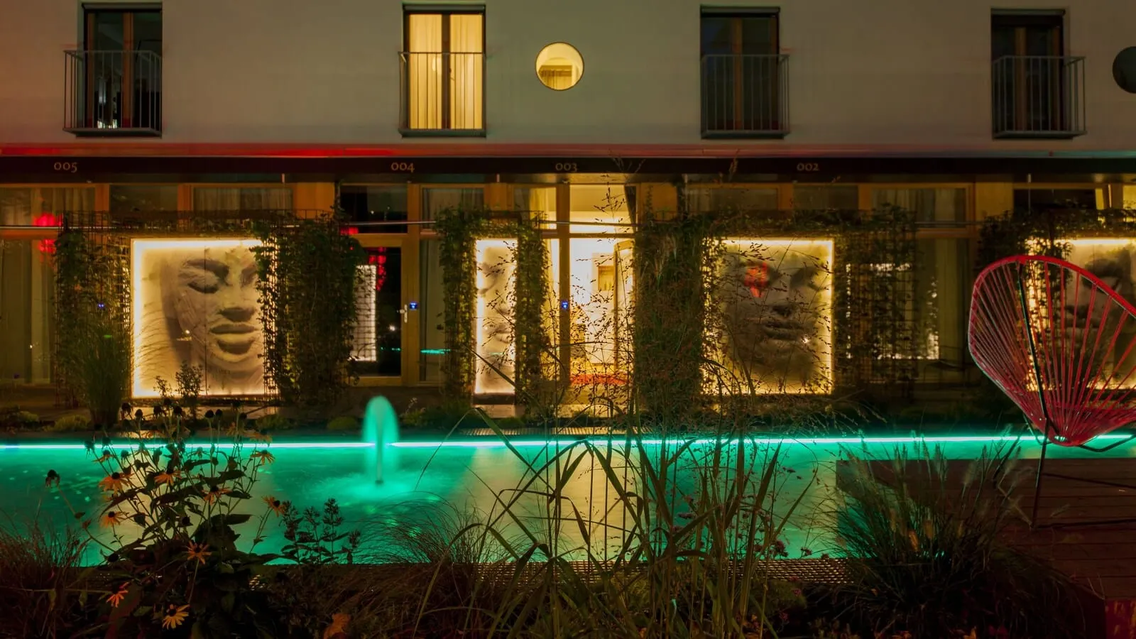 NALA individuellhotel: The hotel garden lit at night