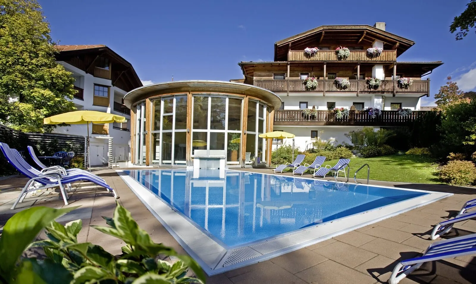 Hotel Bon Alpina: Garden pool in summer