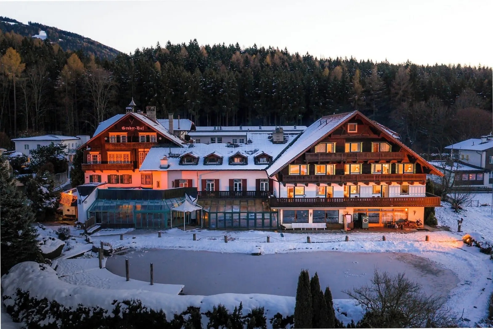 Hotel Gruberhof: The hotel on a winter evening