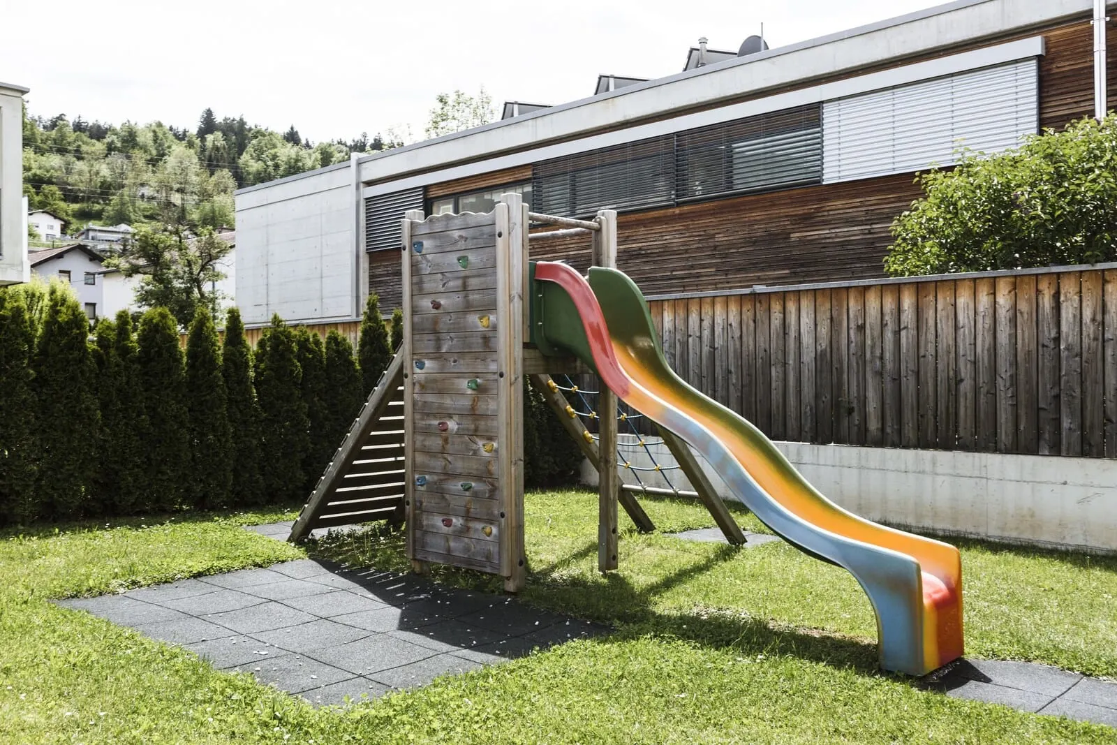 Hotel Kapeller: Children's slide in the garden