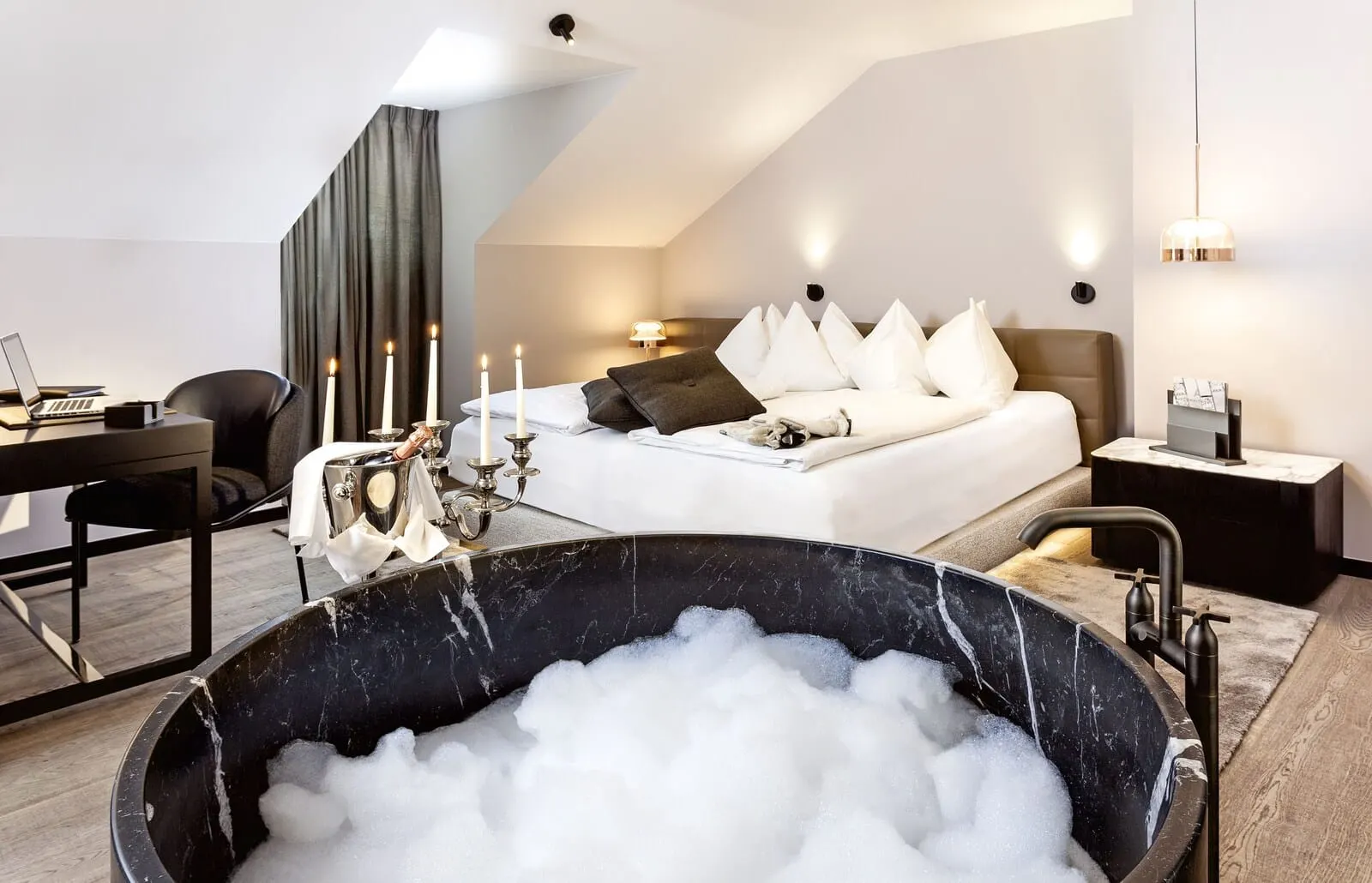 Hotel Das Innsbruck: Suite with a stone bathtub