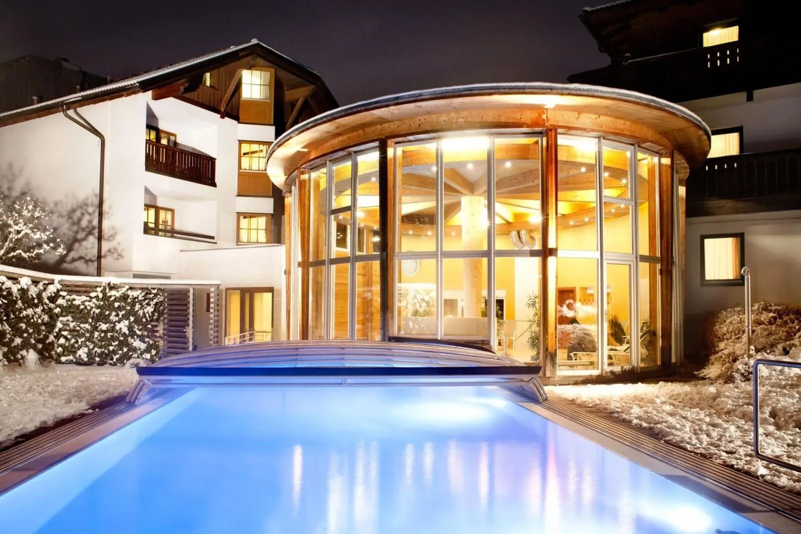 Hotel Bon Alpina: Heated outdoor pool on a winter evening