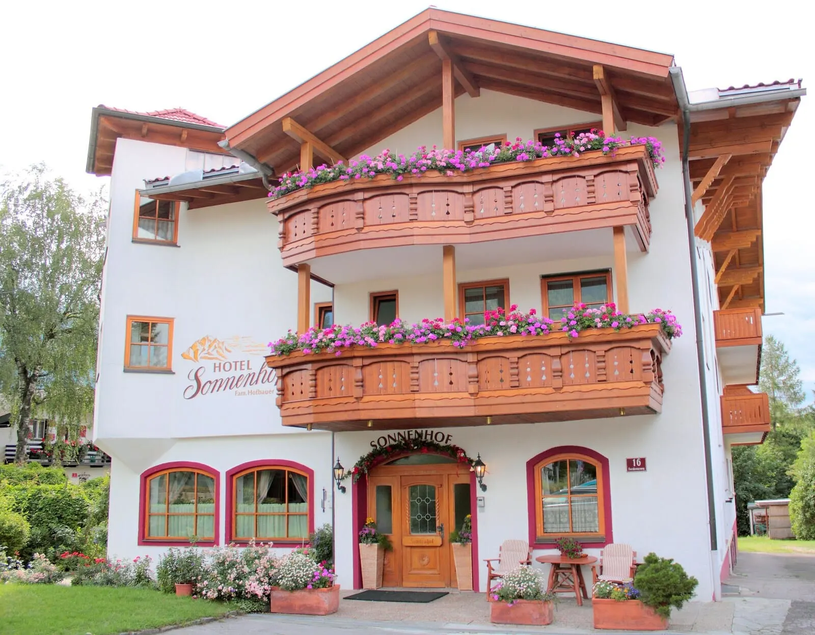 Hotel Sonnenhof Igls: The Sonnenhof in Igls with its flower boxes