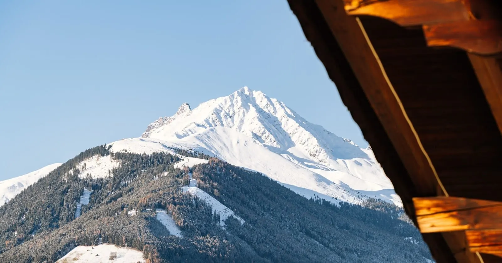 Hotel Kögele: Snow on the peaks above Axams