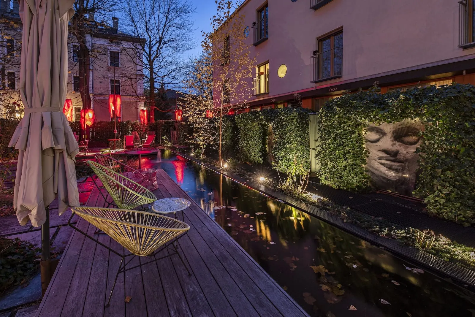 NALA individuellhotel: The garden at dusk