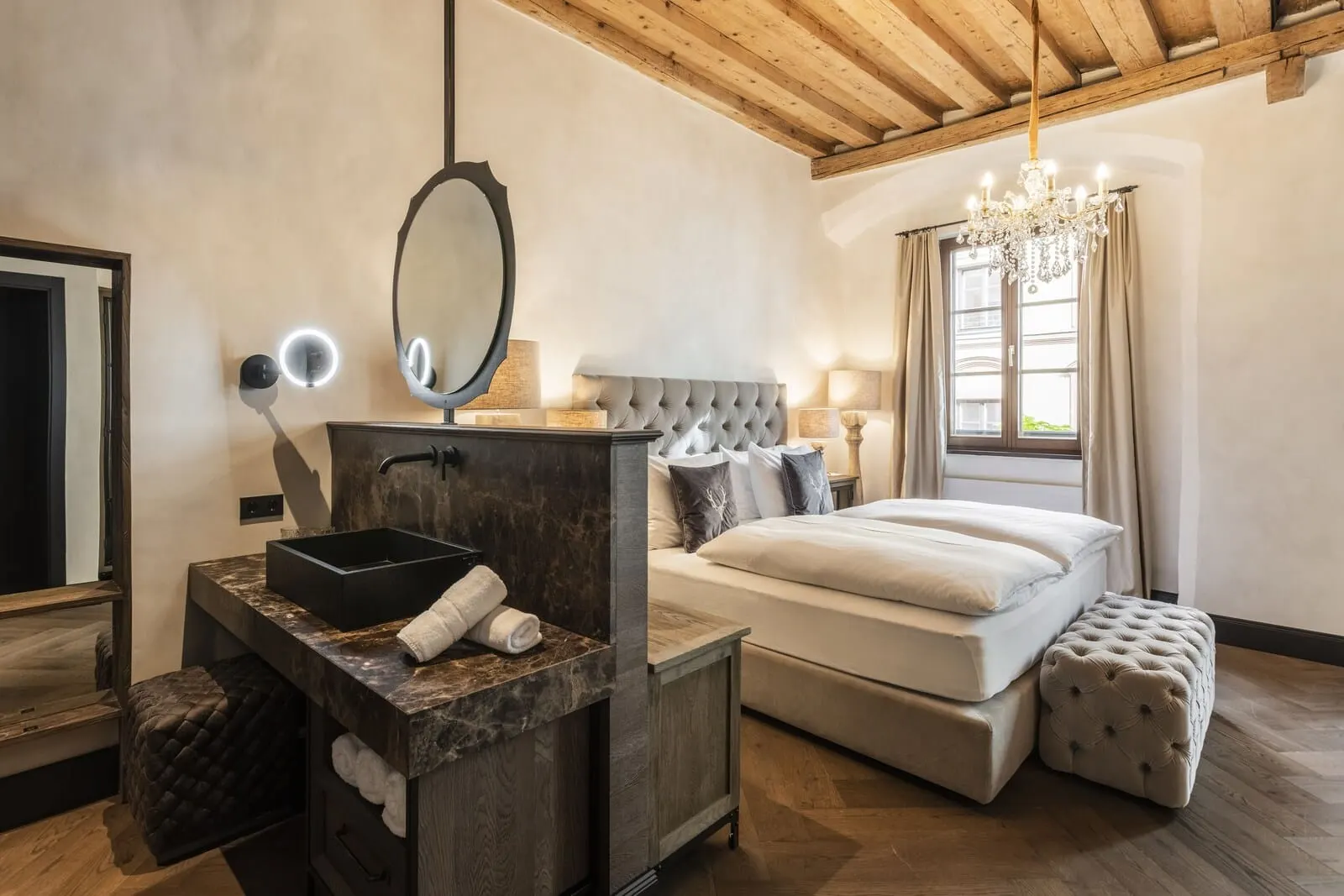 Boutiquehotel Weisses Rössl: Double room under a timber ceiling