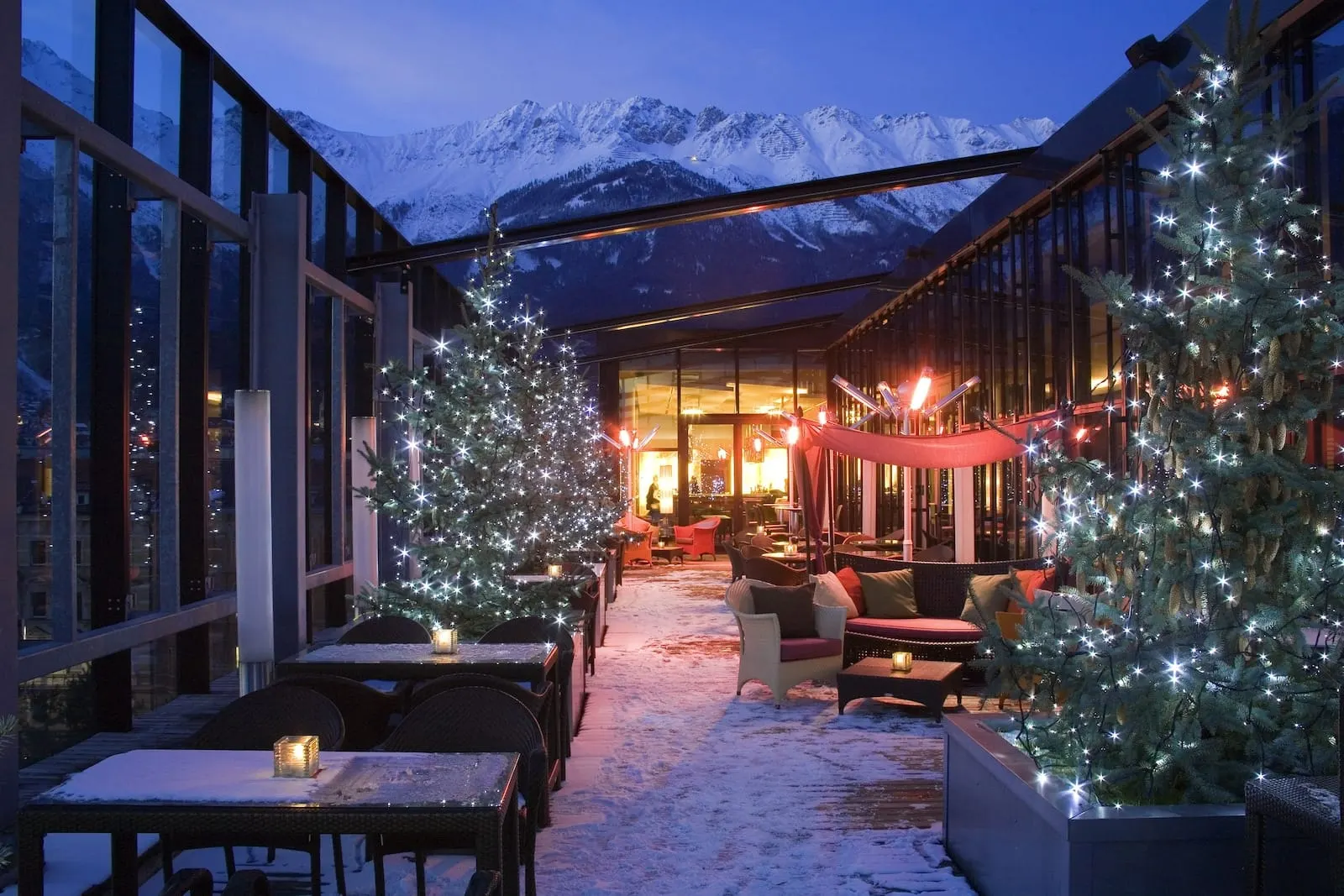 The Penz Hotel: Rooftop terrace at Christmas with the Nordkette behind