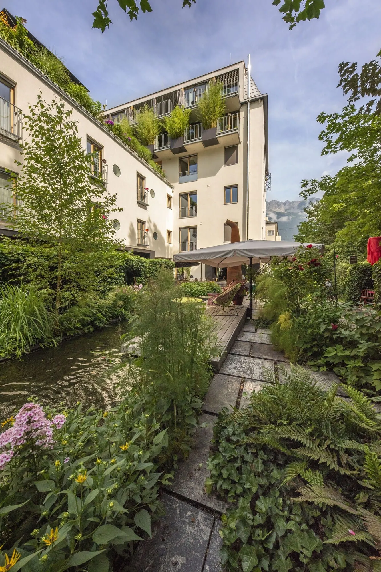 NALA individuellhotel: The garden courtyard with its stream