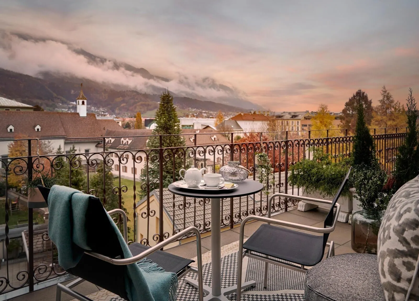 Hotel Schwarzer Adler: Balcony over the rooftops