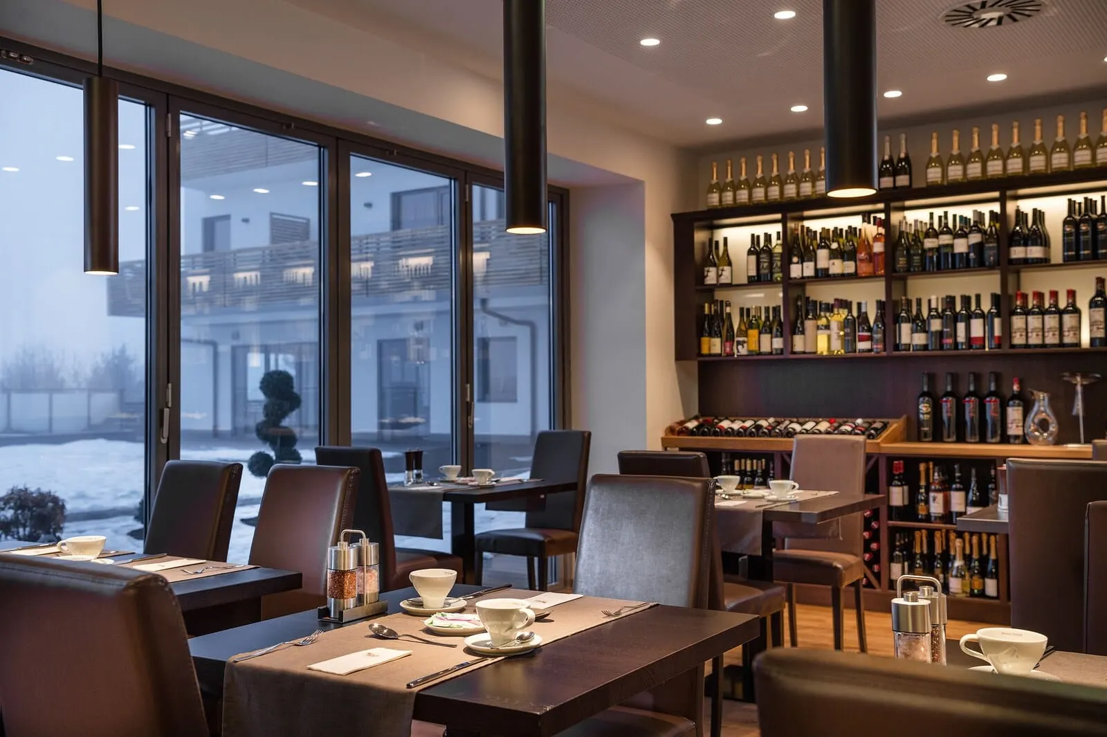 Hotel dasMEI: Restaurant and wine shelves