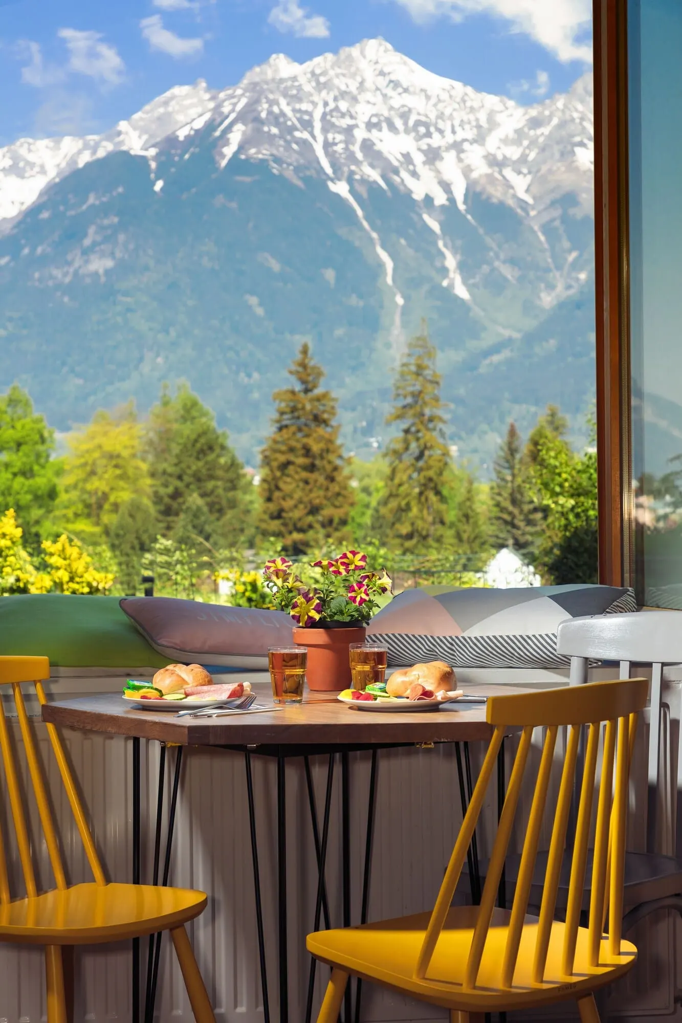 Marmota Hostel: Breakfast on the terrace with mountain views
