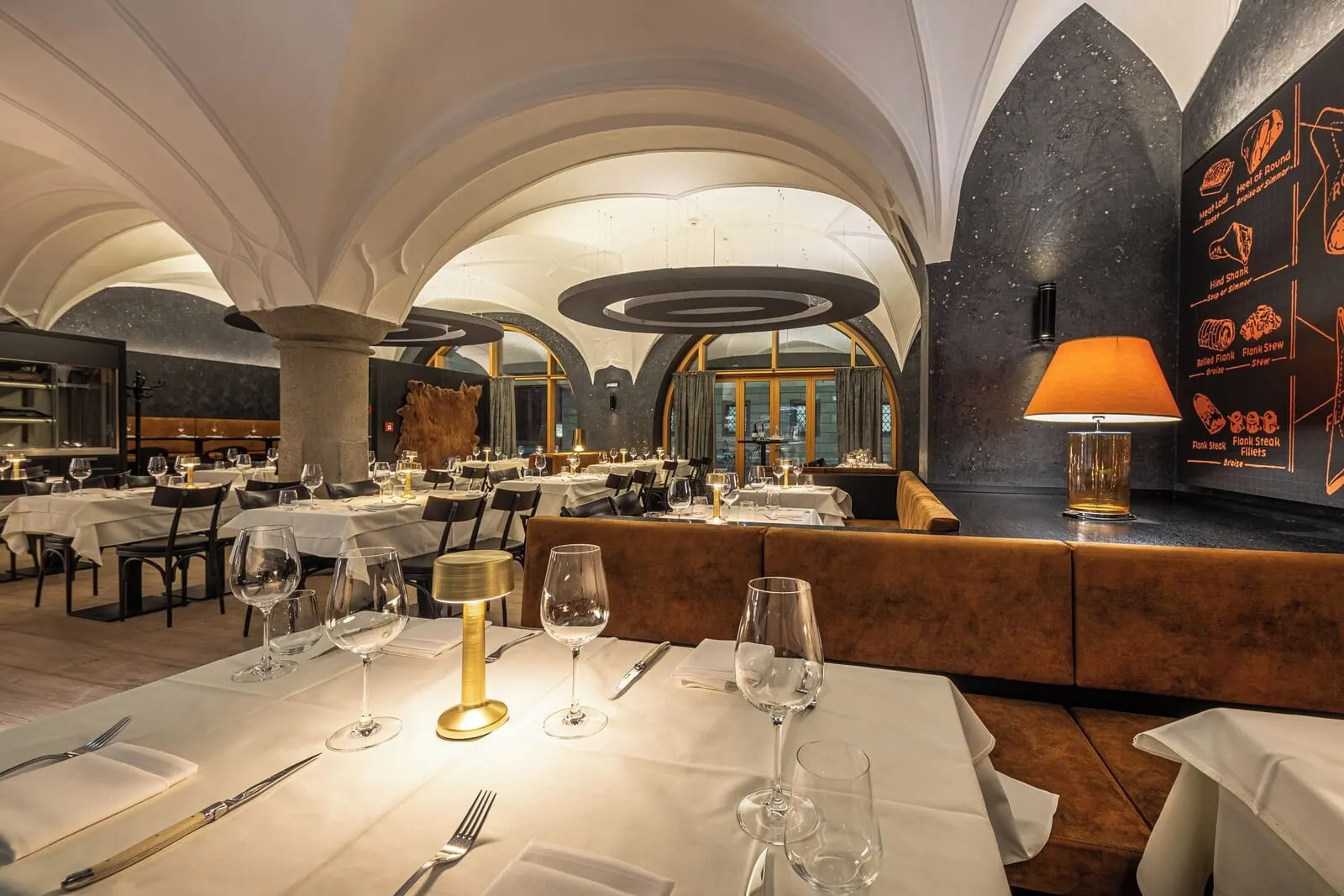 Hotel Grauer Bär: Vaulted restaurant