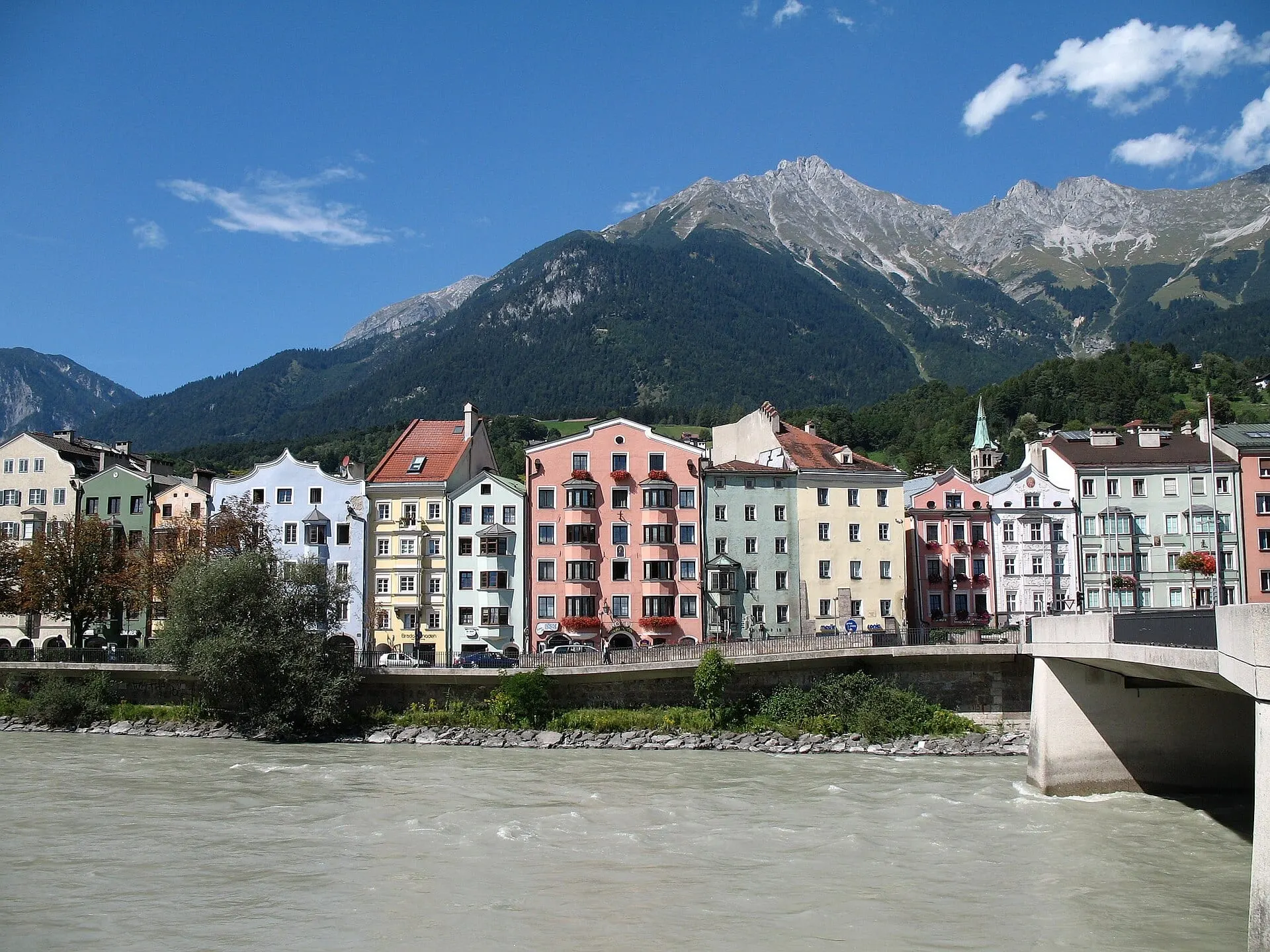 The coloured houses of Mariahilf on the River Inn below the Nordkette