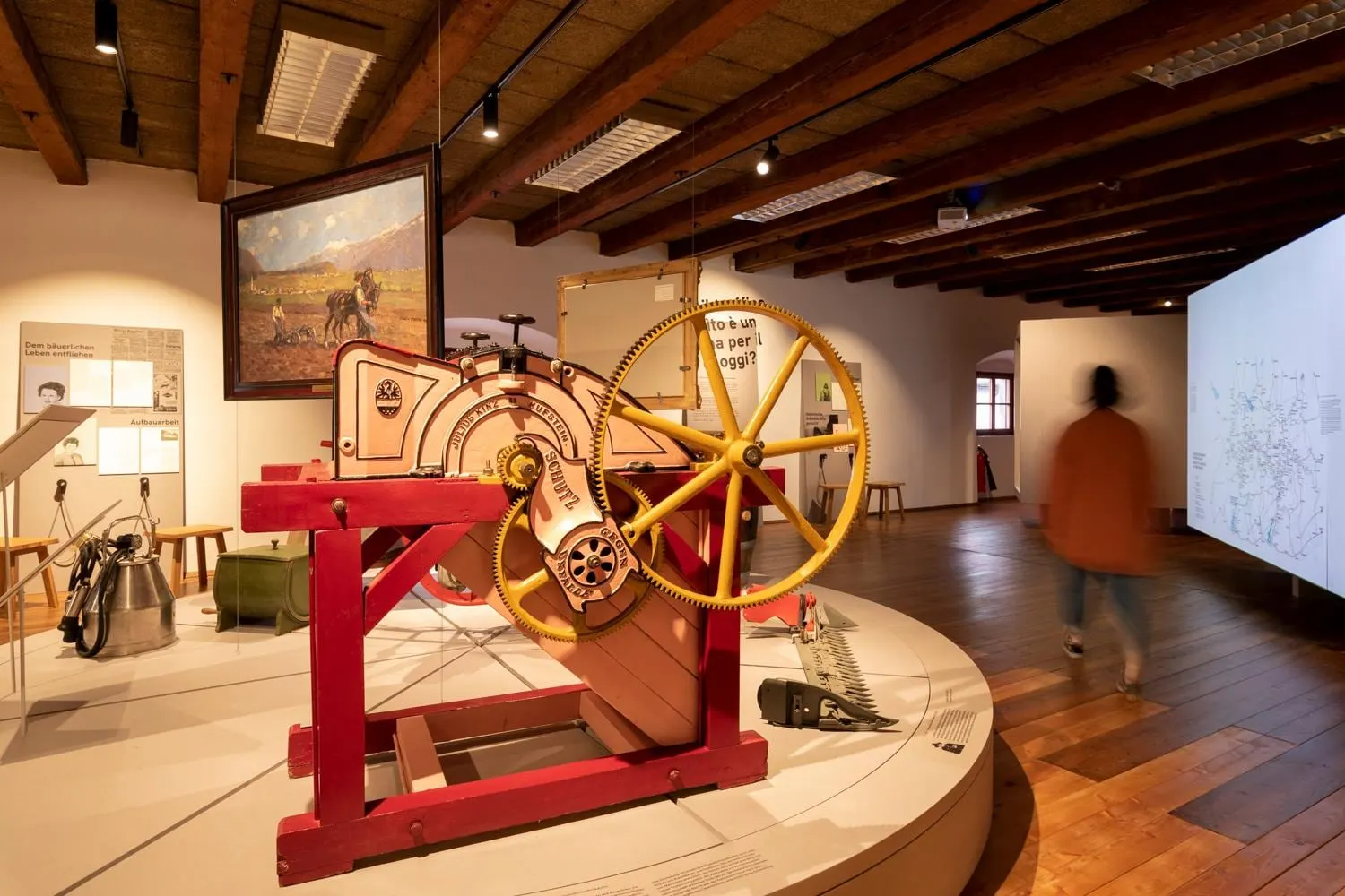 Historische Maschine unter den Holzbalken im Museum im Zeughaus
