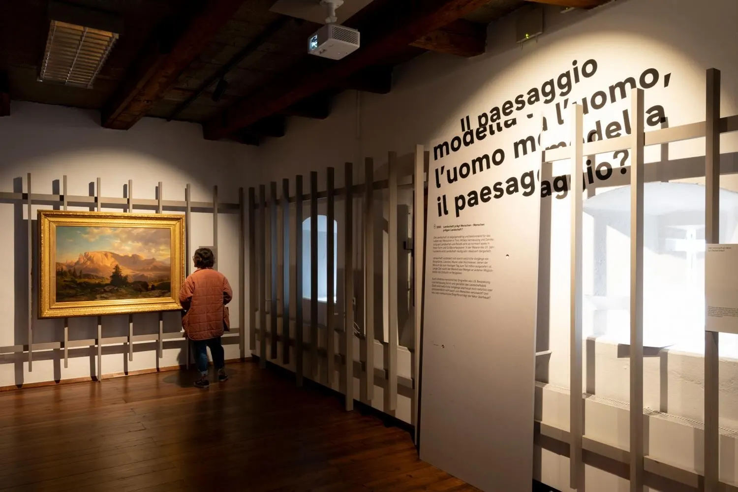 Besucherin betrachtet ein Landschaftsgemälde im Museum im Zeughaus