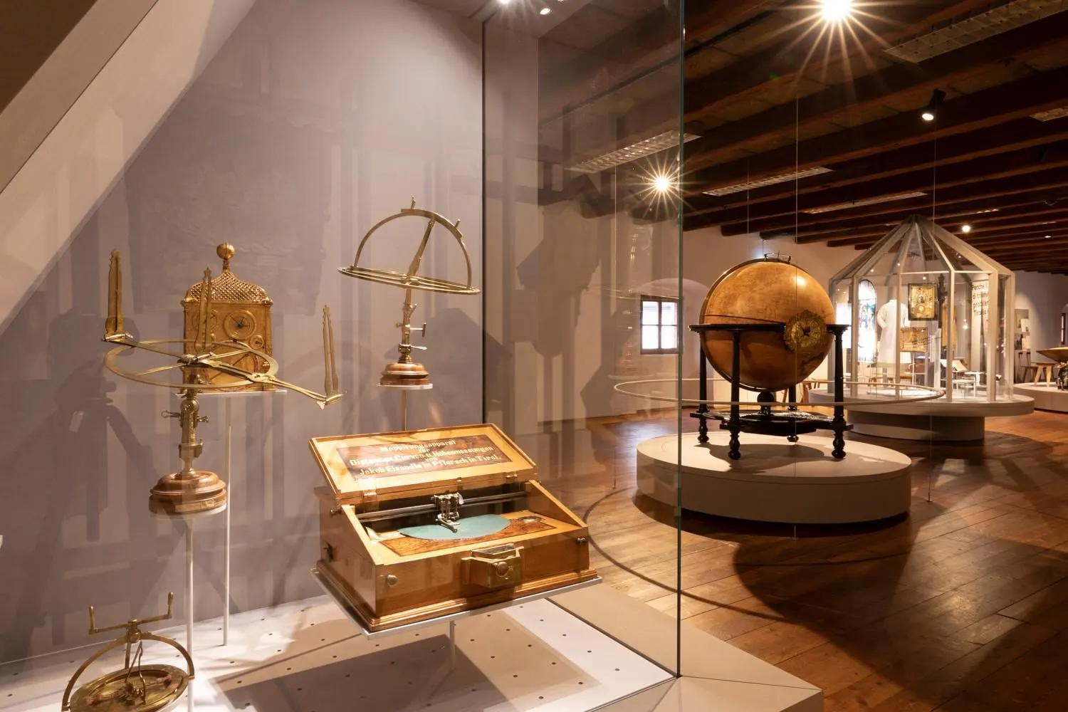 Antiker Globus und wissenschaftliche Instrumente in Vitrinen im Museum im Zeughaus