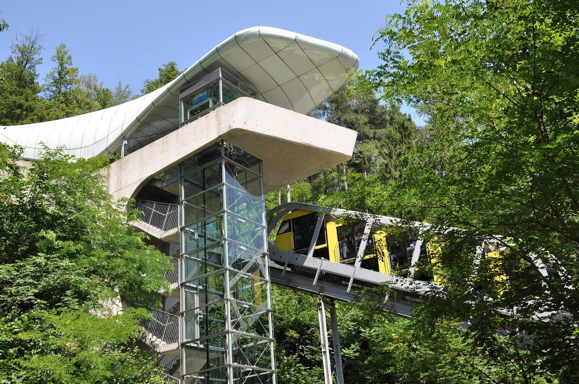 Wagon van de Hungerburgbahn bij station Alpenzoo tussen de bomen