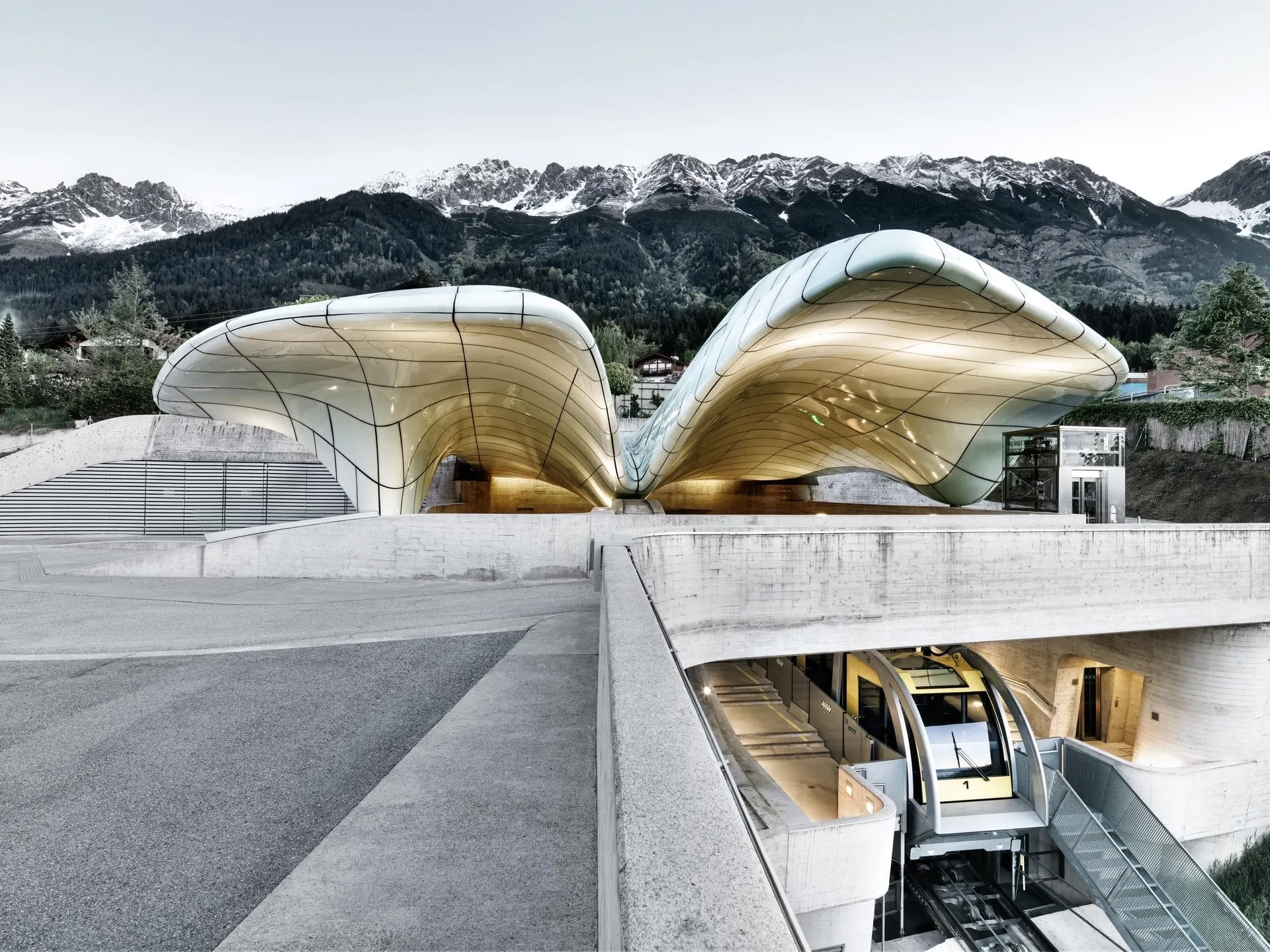 Station van de Hungerburgbahn van Zaha Hadid met de Nordkette erachter