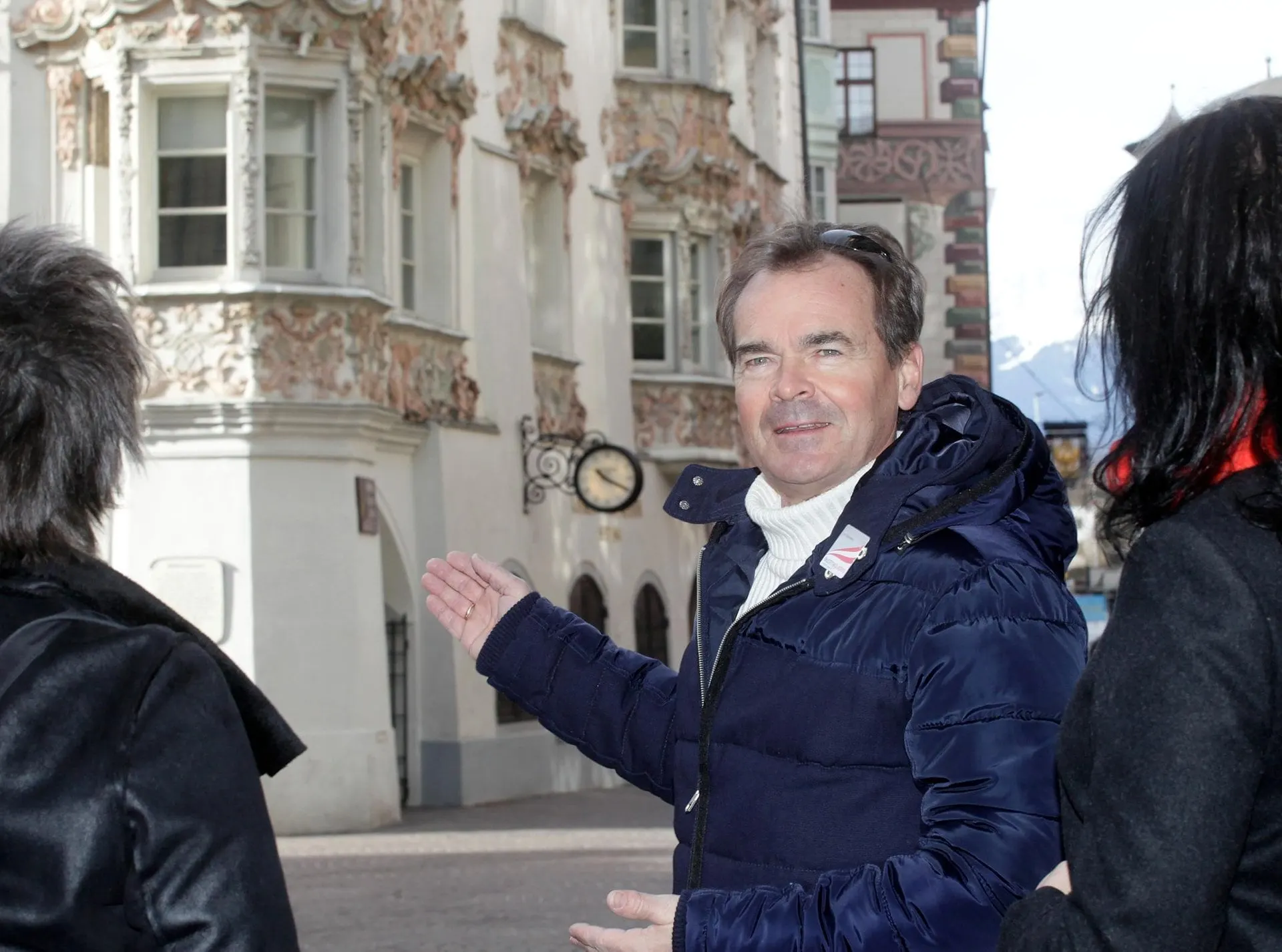 Guide vor dem verzierten Helblinghaus in der Innsbrucker Altstadt