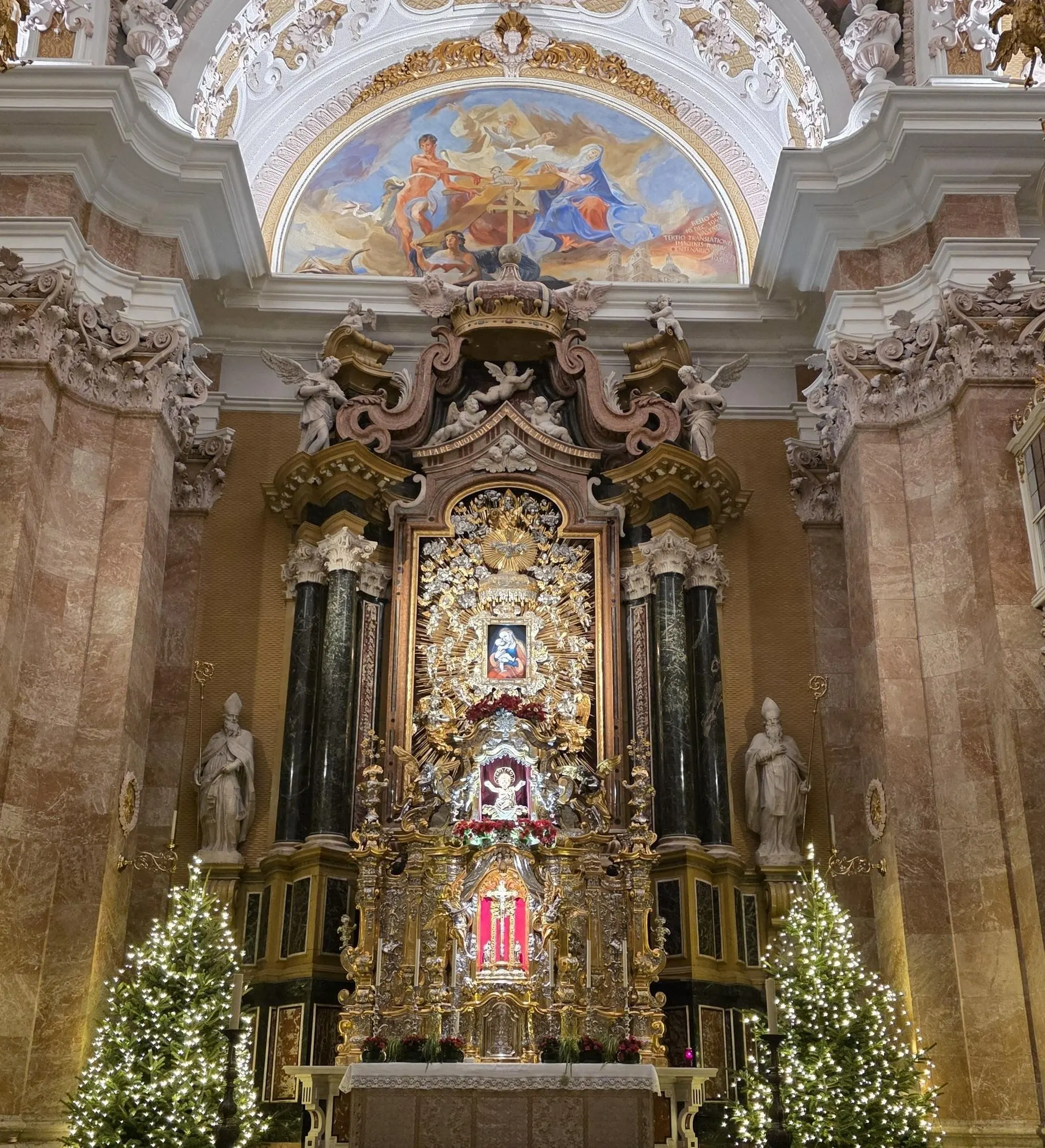 Prunkvoller Barockaltar in einer Innsbrucker Kirche