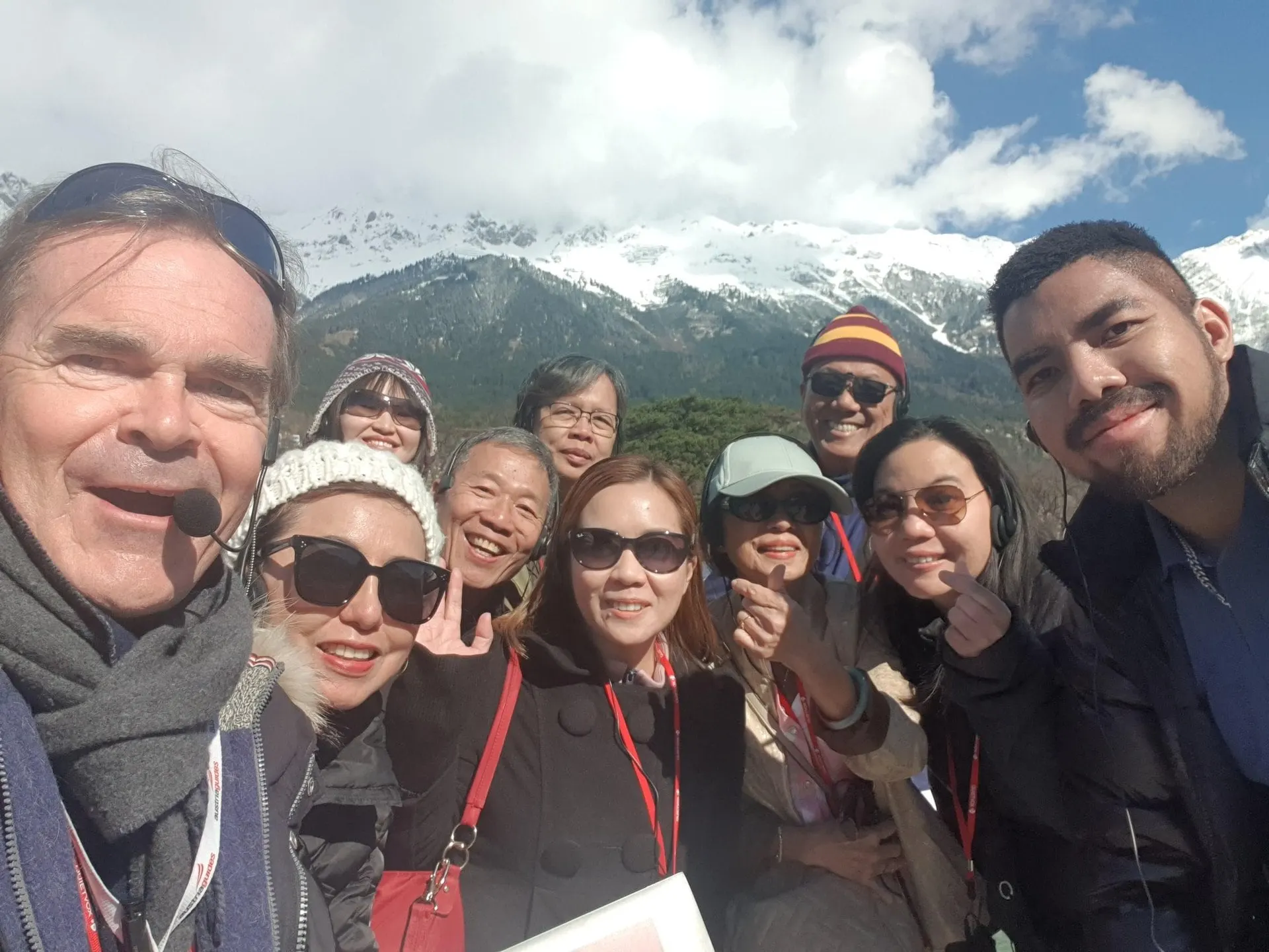 Selfie von Guide und Gruppe vor der verschneiten Nordkette