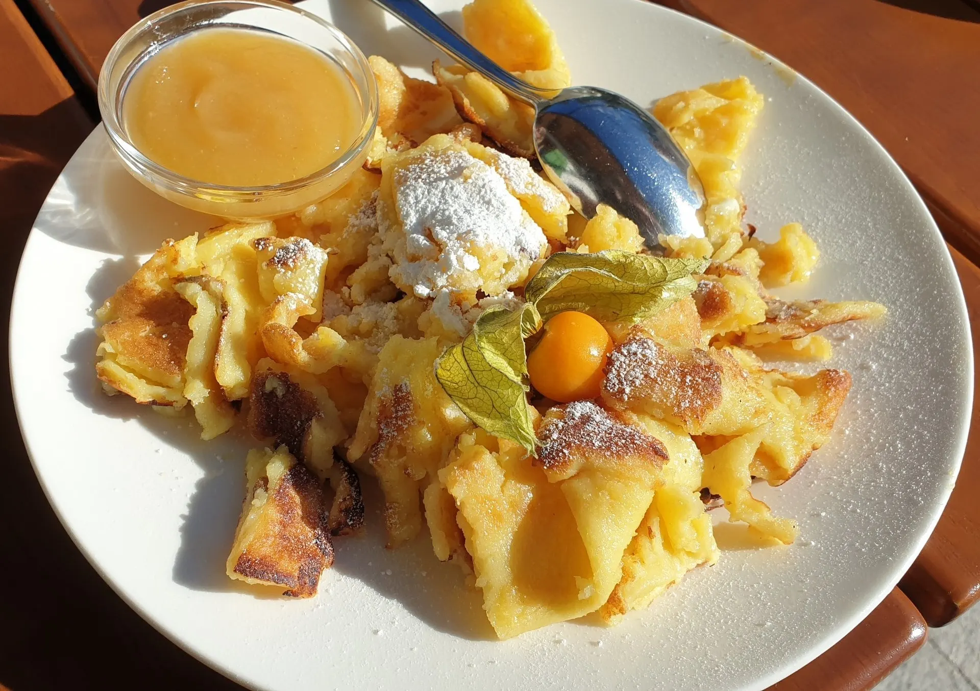 Kaiserschmarrn mit Puderzucker und Apfelmus