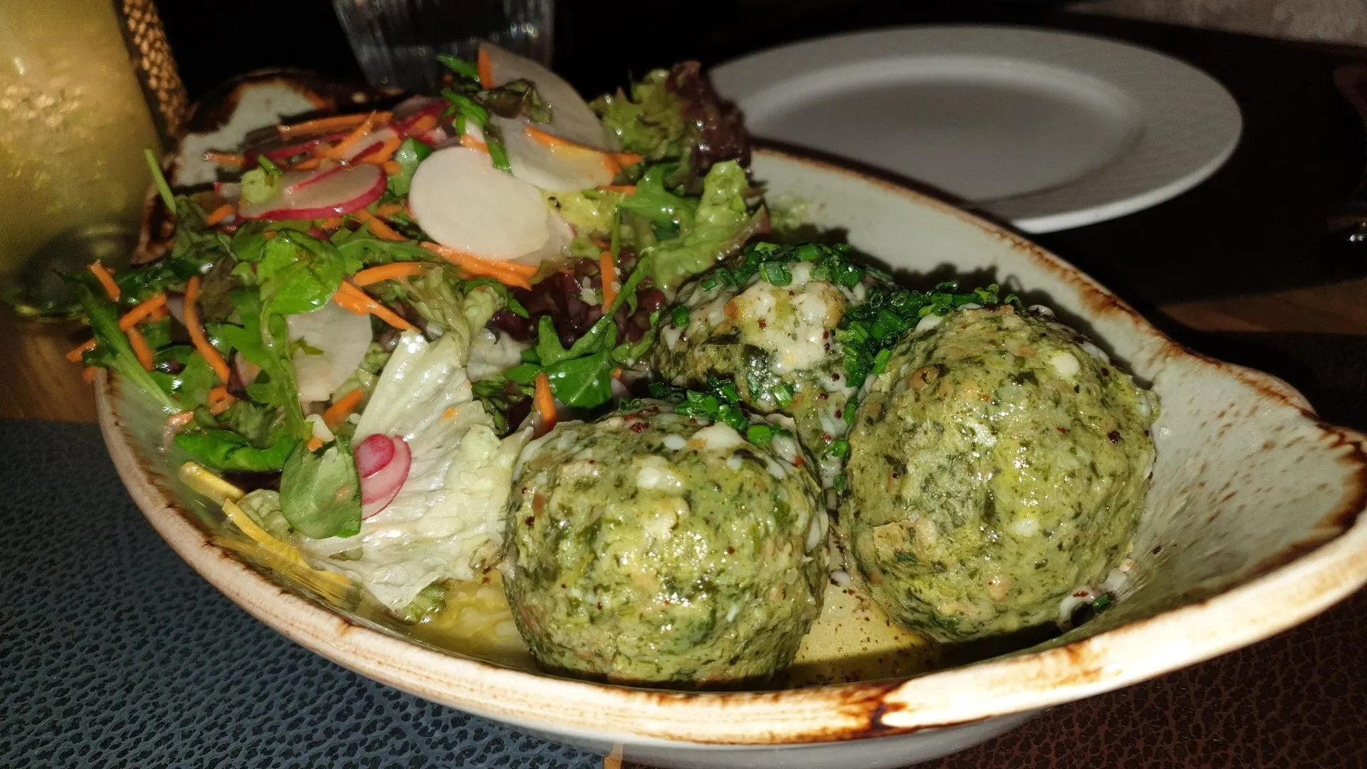 Spinatknödel mit Salat als Beilage