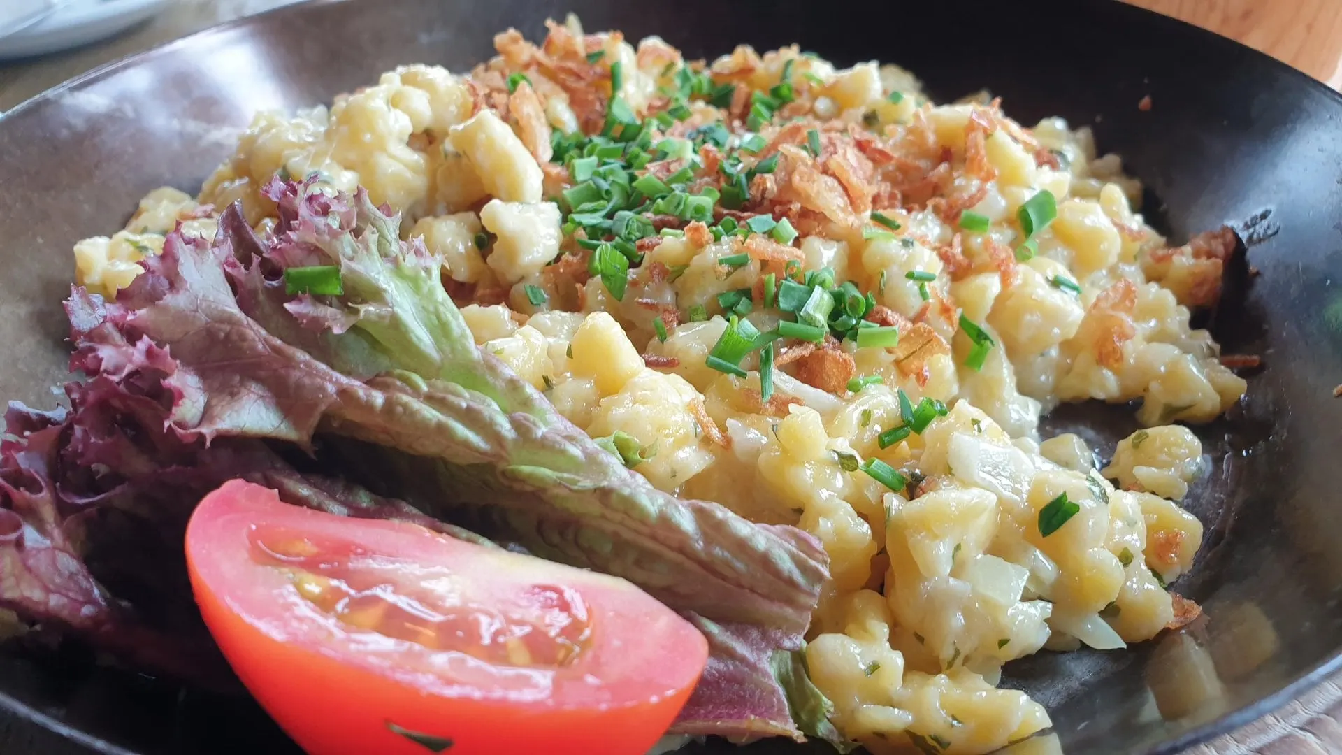 Kasspatzln mit Röstzwiebeln und Tomate