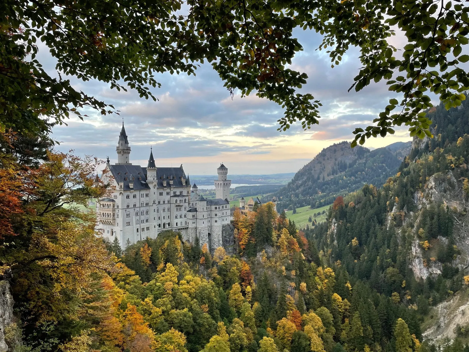 Schloss Neuschwanstein zwischen herbstlichen Bäumen