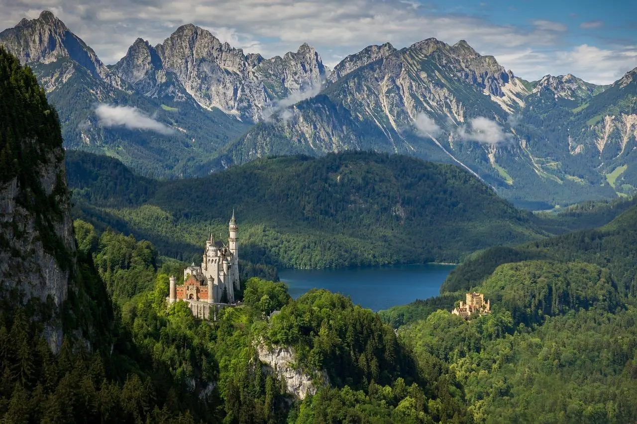 Schloss Neuschwanstein und der Alpsee unter schroffen Alpengipfeln